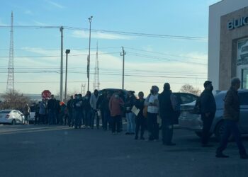 Amanece saturada oficina local de INFONAVIT por cambio de créditos a pesos