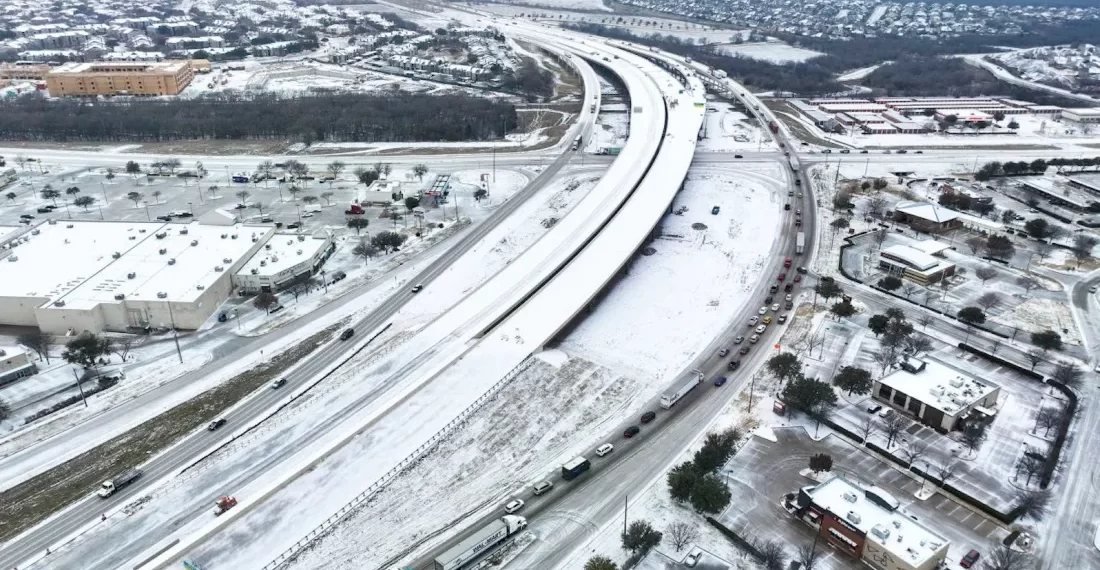 Apagones y carreteras cerradas por tormenta invernal en Texas
