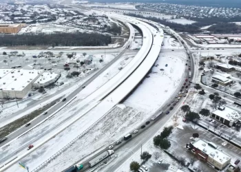 Apagones y carreteras cerradas por tormenta invernal en Texas