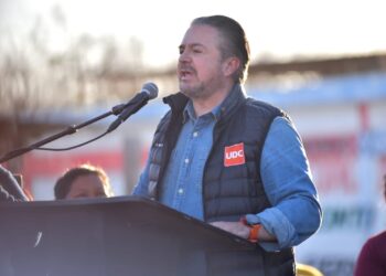 Pide Lenin a Mejía y Guadiana declinar a su favor