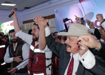 Reviran usuarios de redes sociales contra líder estatal de MORENA