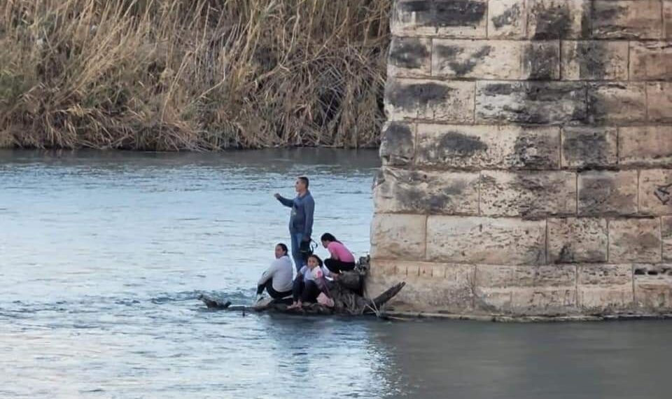 Rescatan a migrantes  del río Bravo con síntomas de hipotermia