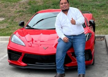 Presume Mayito, alcalde de San Juan de Sabinas Corvette de más de 2 MDP