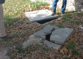 Intenta SIMAS Piedras Negras solucionar problema de inundación de drenaje en primaria Francisco Cárdenas