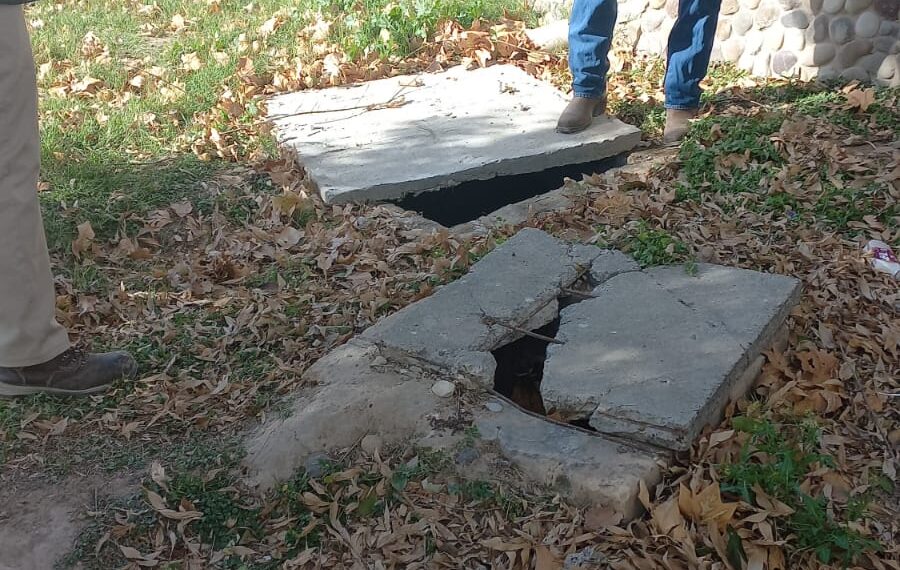 Intenta SIMAS Piedras Negras solucionar problema de inundación de drenaje en primaria Francisco Cárdenas