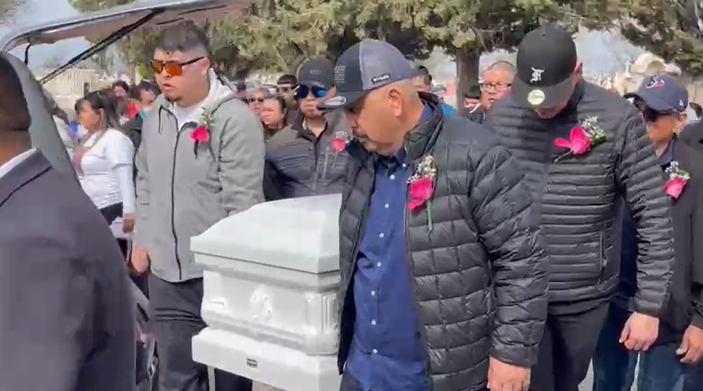 Sepultan a Evelyn Guardado; cientos acuden a funeral