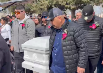 Sepultan a Evelyn Guardado; cientos acuden a funeral
