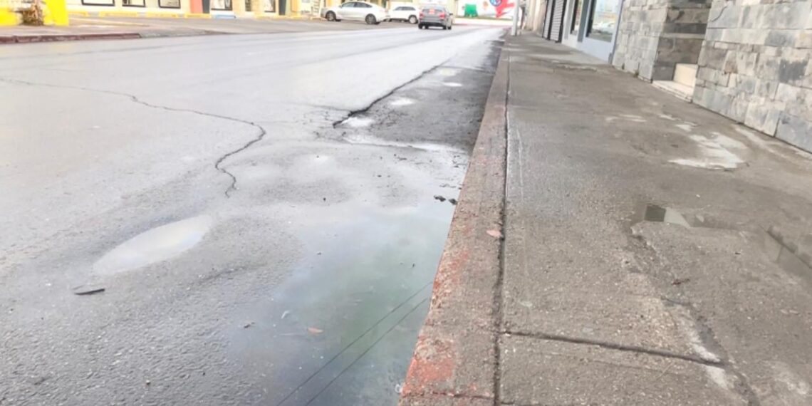 Drenaje colapsado a un lado de nuevo proyecto Calle 11