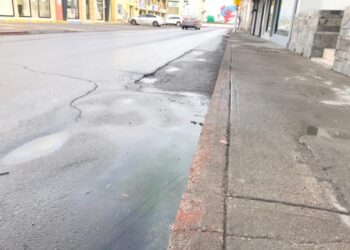 Drenaje colapsado a un lado de nuevo proyecto Calle 11