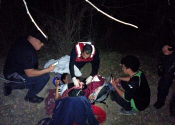 Héroes: Bomberos atienden parto de mamá migrante en el río Bravo