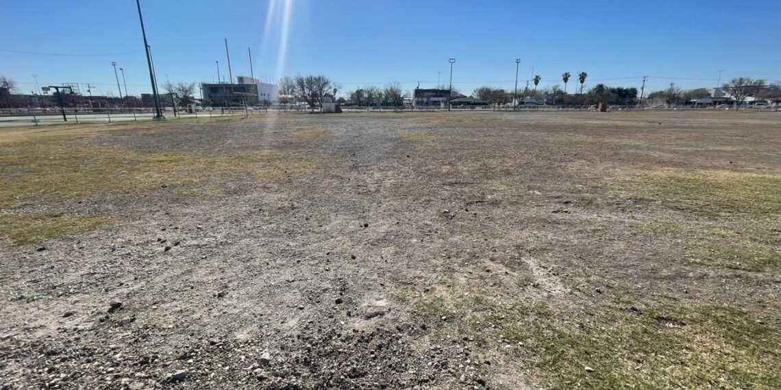 Cumple medio año el destruido campo  de Macroplaza Piedras Negras