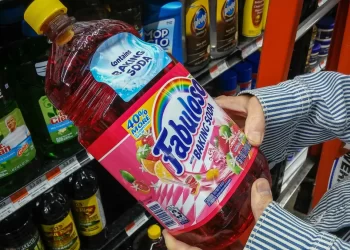 Sacan limpiador  «Fabuloso» del mercado por riesgo de contaminación de bacterias
