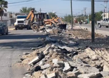 Desechan concreto recién vaciado en camellón de Villas del Carmen