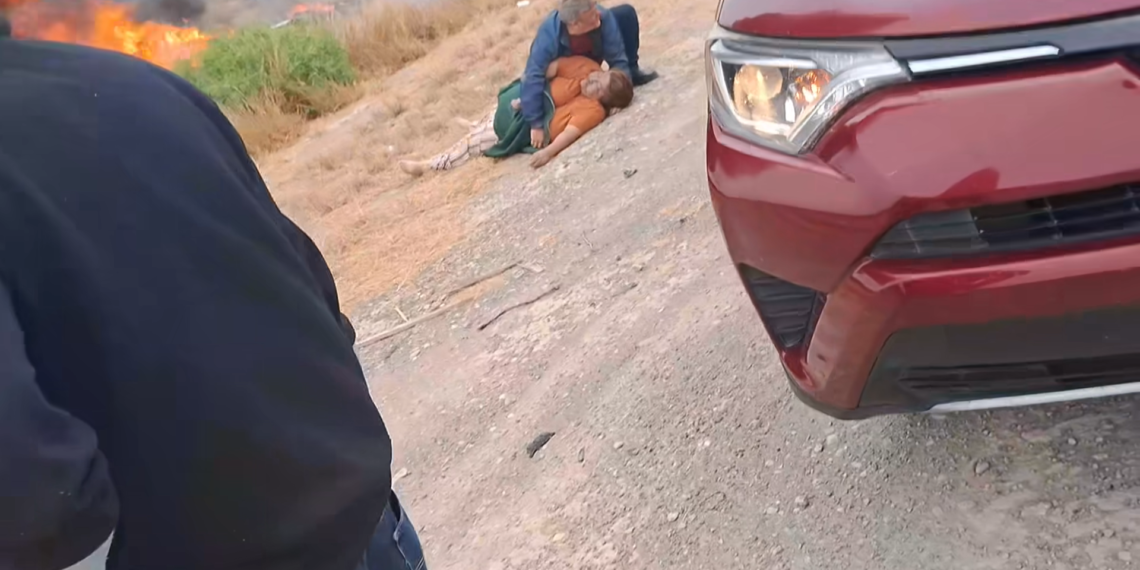 Matrimonio de Acuña se queda incomunicado en carretera 57 tras incendiarse su auto con todas sus pertenencias