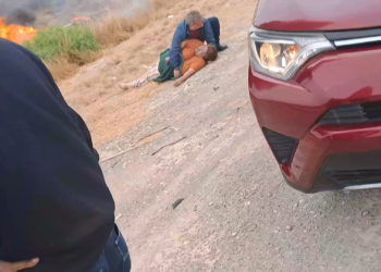 Matrimonio de Acuña se queda incomunicado en carretera 57 tras incendiarse su auto con todas sus pertenencias