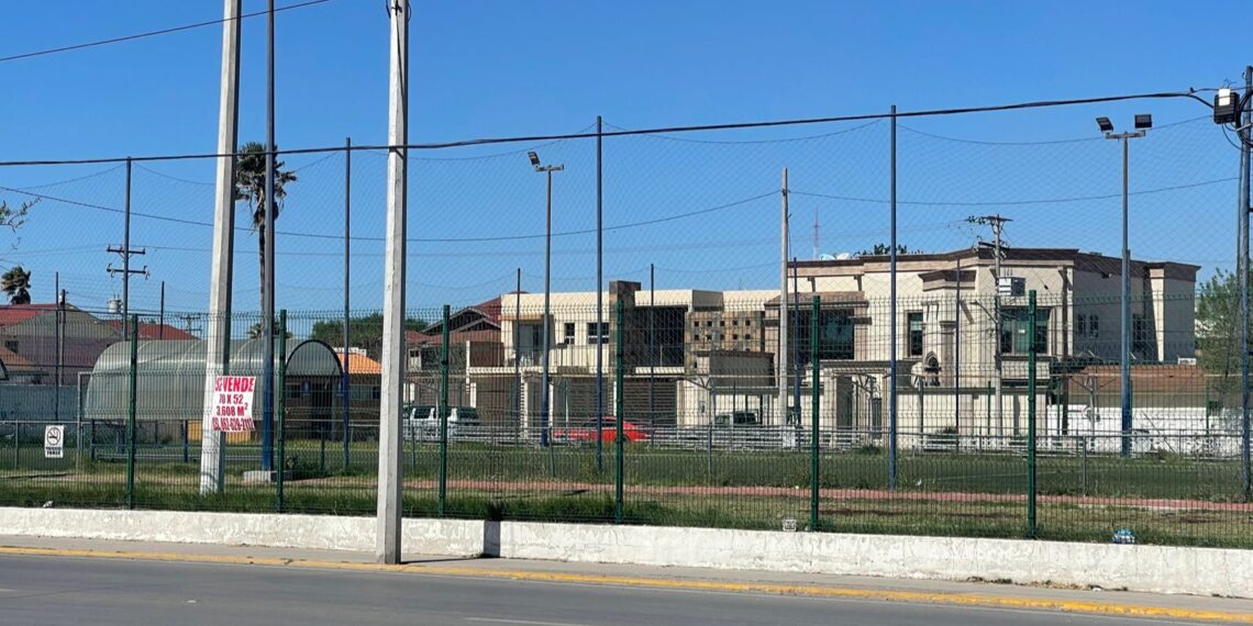 Otra vez a la venta cancha deportiva que Armando Guadiana compró a MICARE