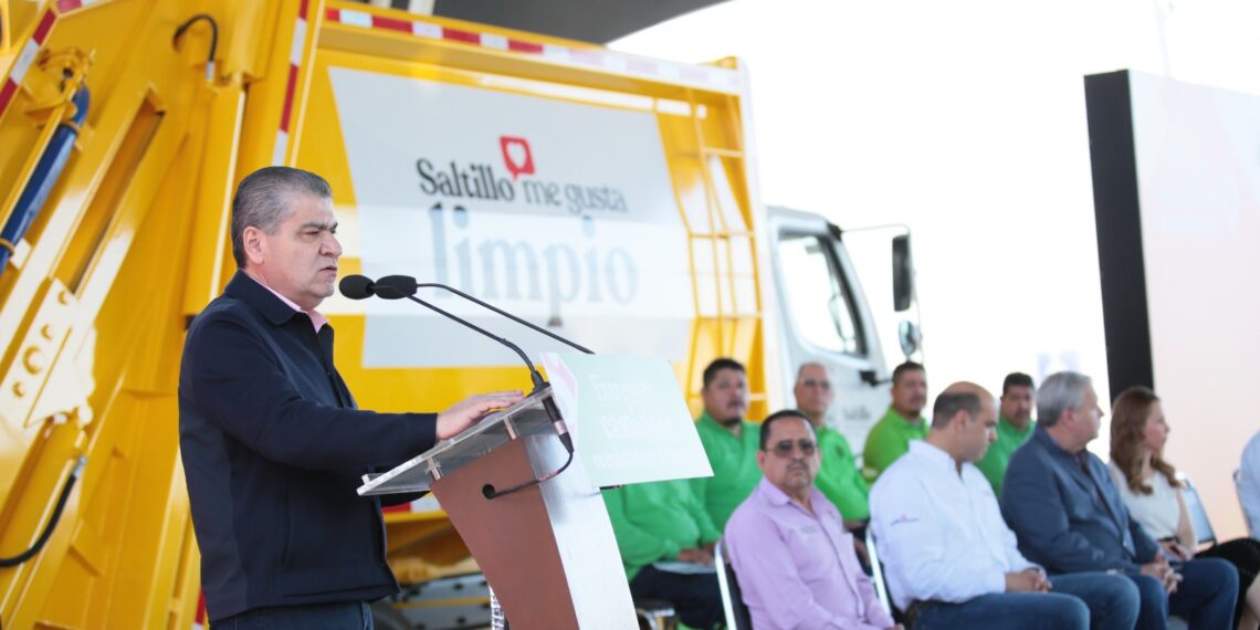 ENTREGAN MIGUEL RIQUELME Y JOSÉ MARÍA FRAUSTRO 5 CAMIONES RECOLECTORES DE BASURA