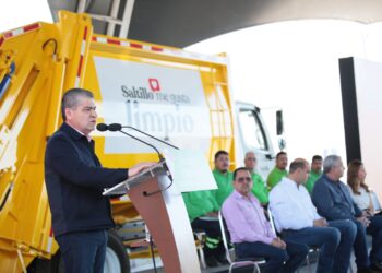 ENTREGAN MIGUEL RIQUELME Y JOSÉ MARÍA FRAUSTRO 5 CAMIONES RECOLECTORES DE BASURA