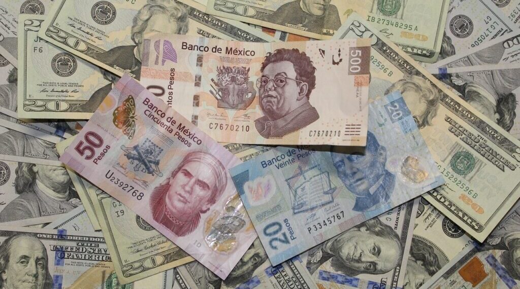 Histórico: peso mexicano llega a 17.98 por dólar este viernes