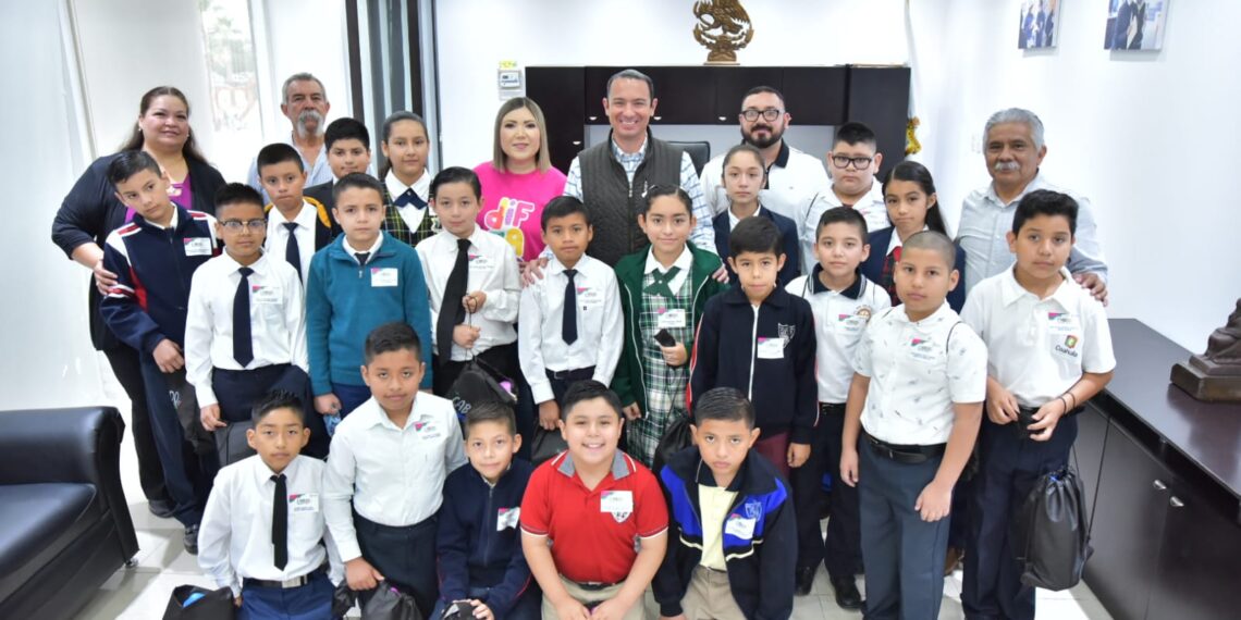 CON RECORRIDO POR DEPENDENCIAS MUNICIPALES MIEMBROS DEL CABILDO INFANTIL CONOCEN EL QUEHACER GUBERNAMENTAL.
