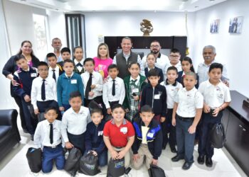 CON RECORRIDO POR DEPENDENCIAS MUNICIPALES MIEMBROS DEL CABILDO INFANTIL CONOCEN EL QUEHACER GUBERNAMENTAL.