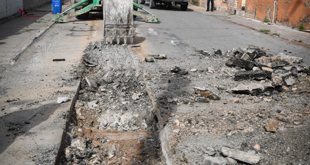 Ante queja ciudadana, Mpio inicia reparación de drenaje colapsado en Centro de PN