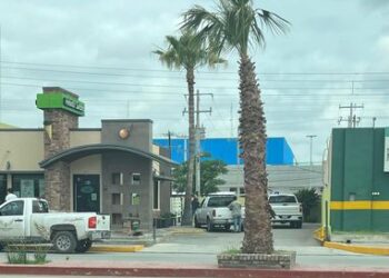 Denuncian a personal de Obras Públicas instalando lámparas en negocio «Helados Sultana»