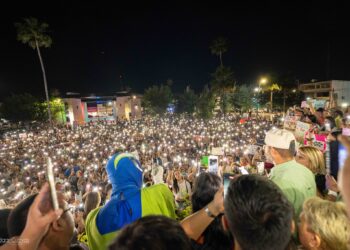 Se manifiestan cientos de ciudadanos en casa de exalcalde de Monclova por sacrificio de perros