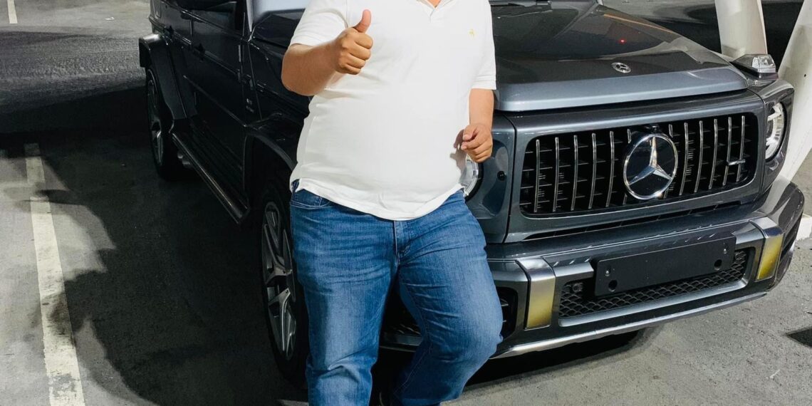 Le llueven críticas a «Mayito» López ahora por foto junto a lujoso Mercedes Clase G