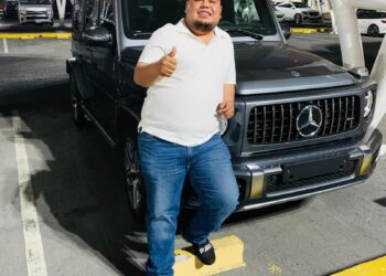Le llueven críticas a «Mayito» López ahora por foto junto a lujoso Mercedes Clase G