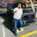 Le llueven críticas a «Mayito» López ahora por foto junto a lujoso Mercedes Clase G