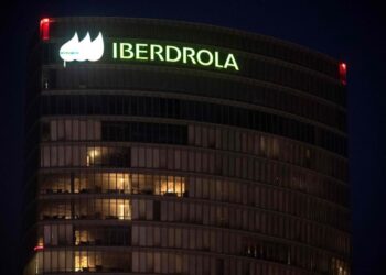 Histórico: compra AMLO 13 plantas de generación eléctrica a Iberdrola