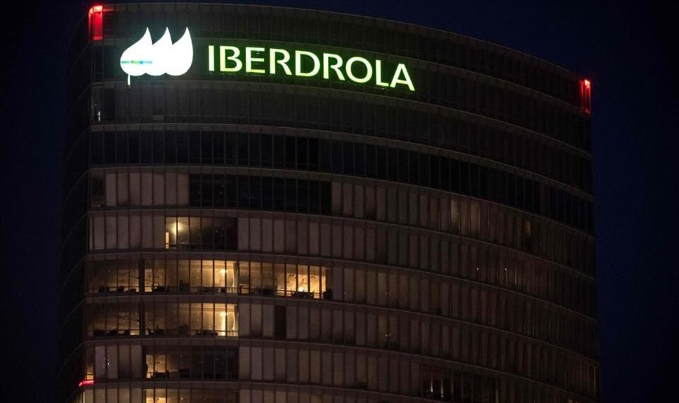 Histórico: compra AMLO 13 plantas de generación eléctrica a Iberdrola