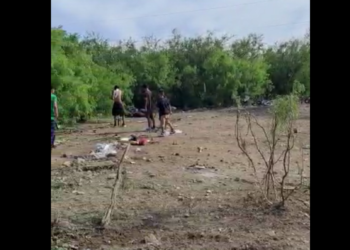 Niños de fracc La Hacienda limpian terreno para jugar a falta de espacios acondicionados