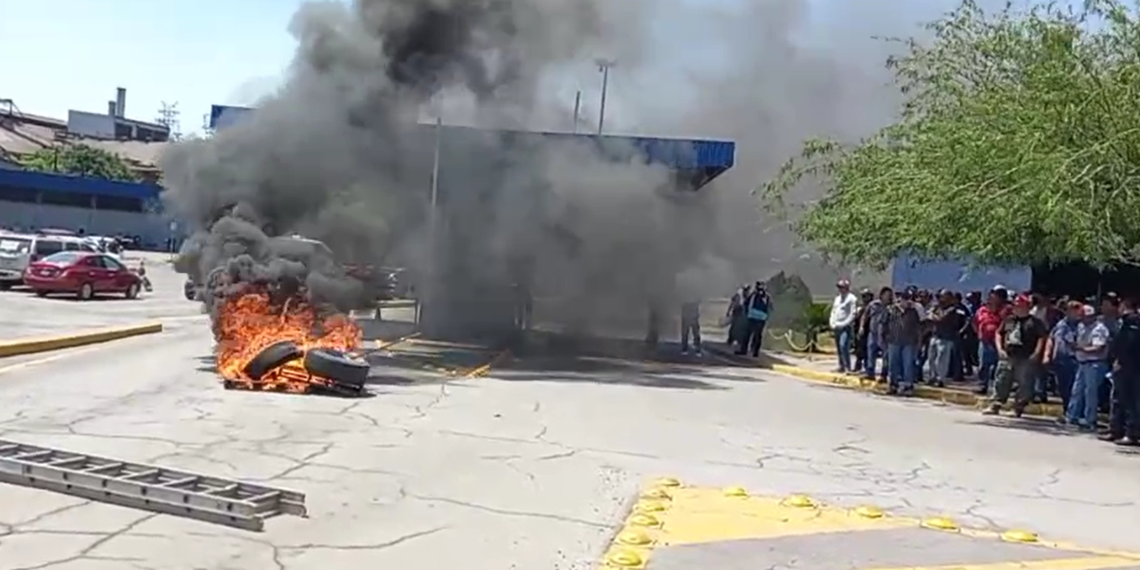 Empleados de AHMSA bloquean calles y queman llantas en protesta por falta de pagos