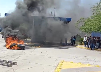 Empleados de AHMSA bloquean calles y queman llantas en protesta por falta de pagos