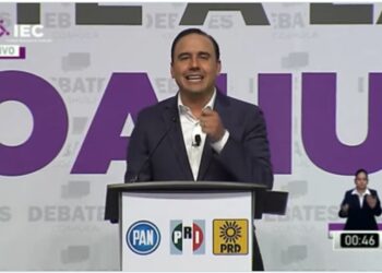 Manolo en desacuerdo con moderadora de debate y y Mejía afirma que es violencia de género