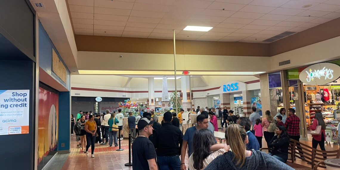 Saturan filas para permisos de internación en Mall de Eagle Pass