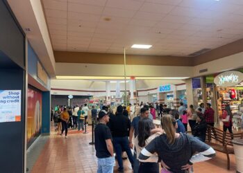 Saturan filas para permisos de internación en Mall de Eagle Pass
