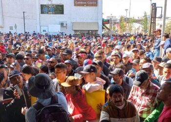 Cierran puente internacional en Cd. Juárez por intento de cruce masivo de migrantes