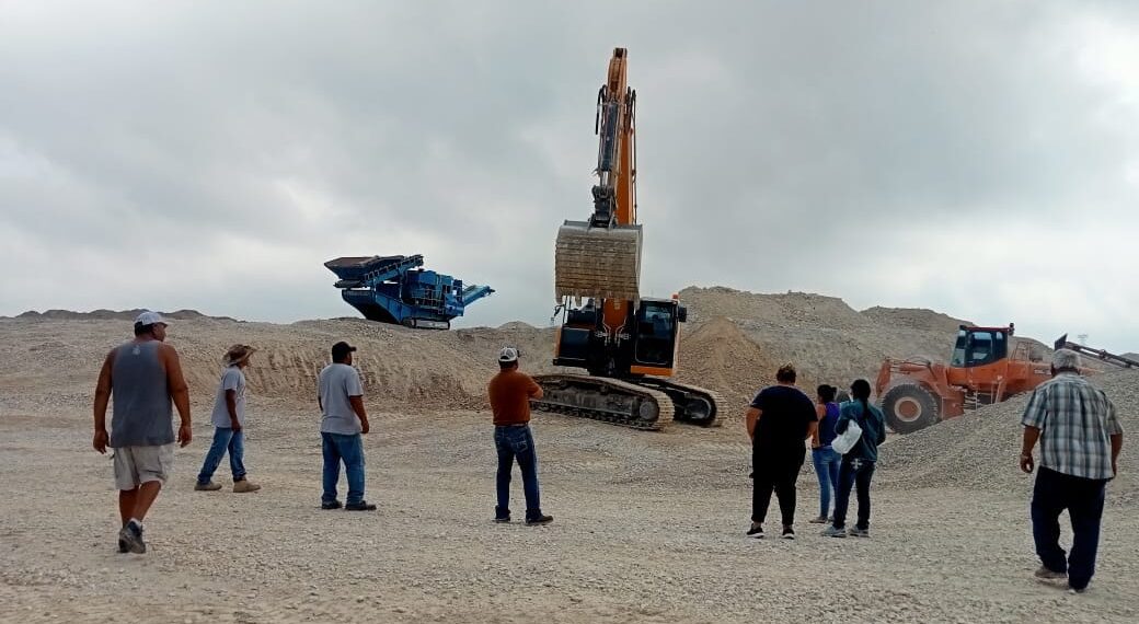 Ejidatarios de «La Maroma» protestan por molino de material en el río Escondido