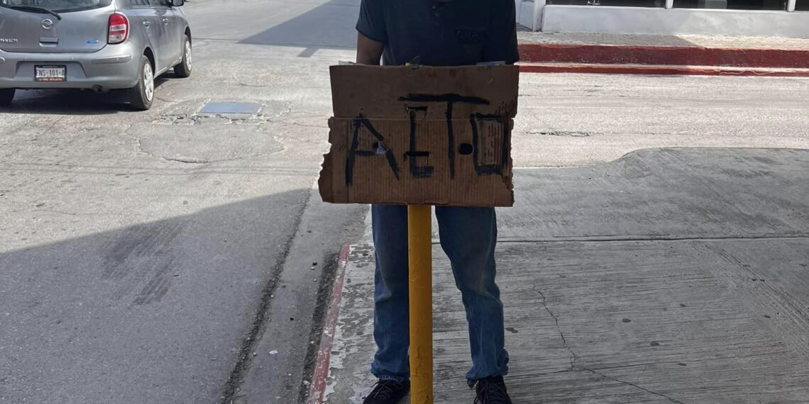 Nigropetense instala alto de cartón en cruce de Hidalgo y Allende