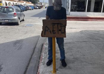 Nigropetense instala alto de cartón en cruce de Hidalgo y Allende