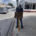 Nigropetense instala alto de cartón en cruce de Hidalgo y Allende