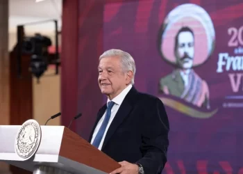 Histórico: ningún profe ganará menos de 16 mil pesos, anuncia AMLO en Día del Maestro