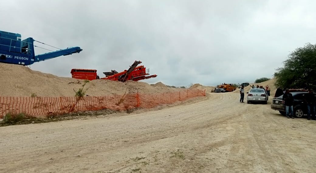 Ejidatarios de «La Maroma» mantienen por más de una semana protesta por molino de material en el río Escondido