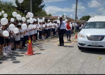 Compañeros de Jerick lo despiden con pase de lista en su escuela