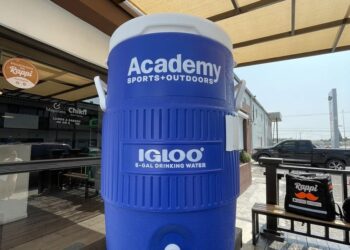Negocios de PN colocan dispensadores con agua fría para repartidores