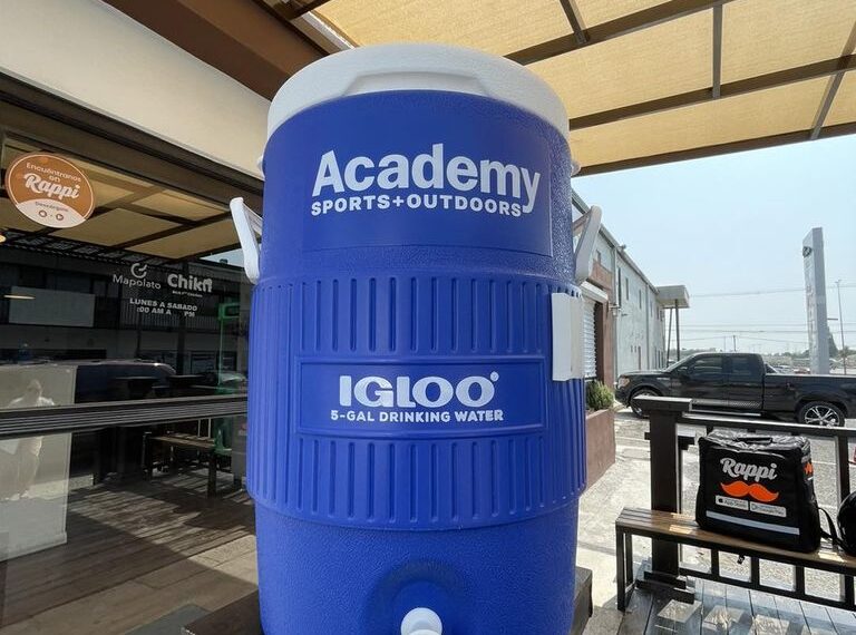 Negocios de PN colocan dispensadores con agua fría para repartidores