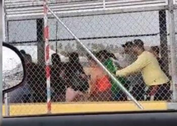 Migrantes intentar cruzar a la fuerza por puente de Matamoros
